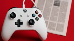 Imagem ilustrativa sobre Desconto absurdo no controle Xbox com cabo é o que faltava para "dar play"
